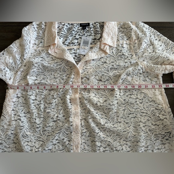 NWT TORRID IVORY CHENILLE LACE BUTTON DOWN SHIRT TORRID SIZE 1 (SIZE 14/16 - 1X) - Picture 10 of 11